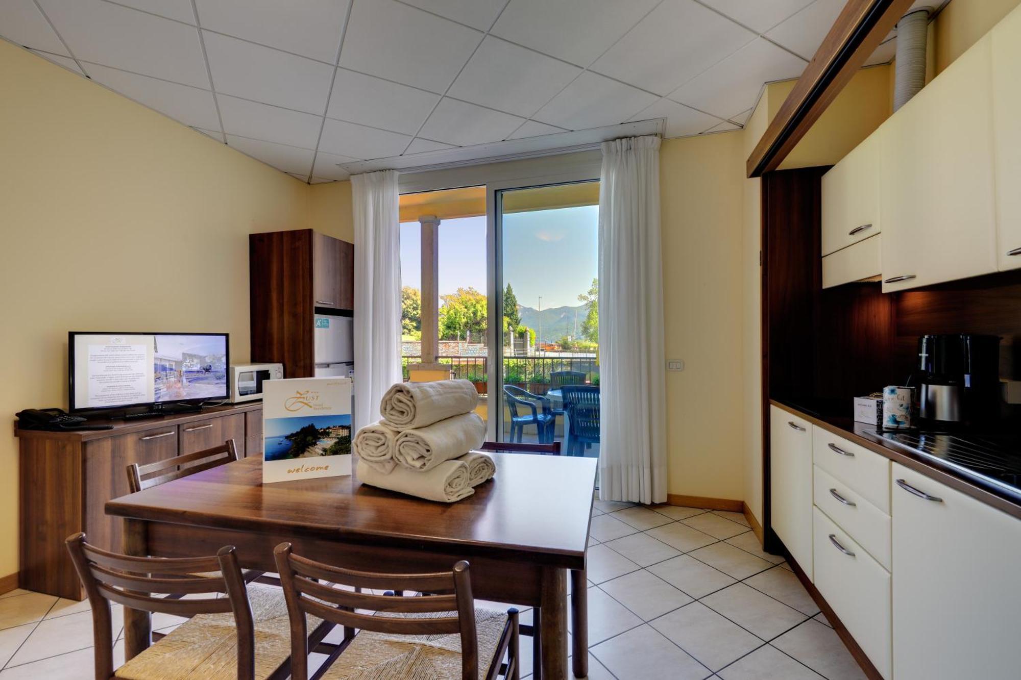 Hotel Residence Zust Verbania Exterior photo